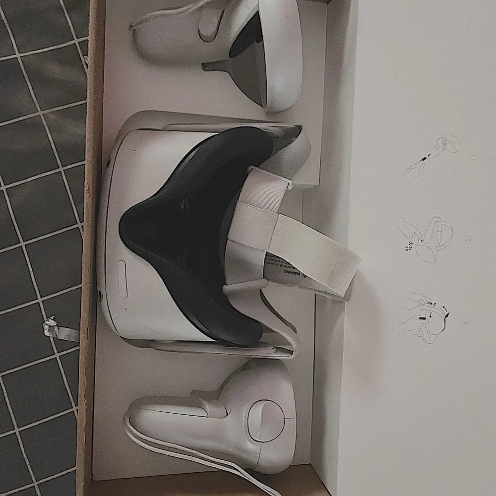 Like new oculus quest 2 with both controllers